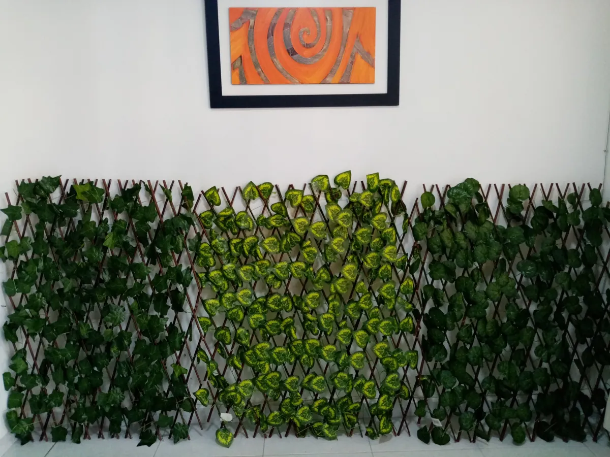 Tres cercas malla expandible con hiedra artificial