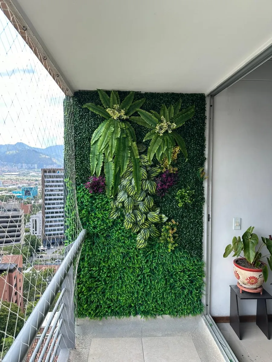 Jardín vertical artificial en la pared de un balcón